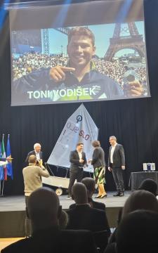 Jadralec leta 2024 je Toni Vodišek, ob njem sta Nevenka Kržan in župan Bržan (na desni strani), levo je Samo Lozej.
